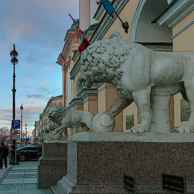 Львы у дома Лобанова-Ростовского.