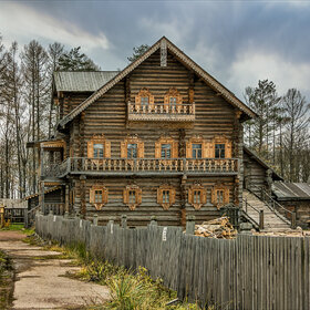 Дом крестьянина Костина в этнографическом парке деревянного зодчества в Богословке